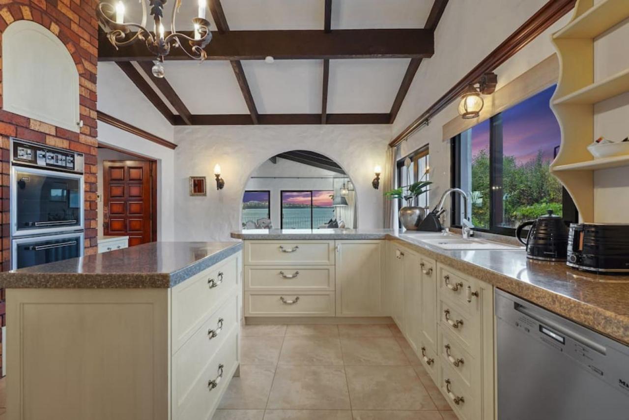 Magnificent Beachfront Mansion - Pool - Fireplace أوكلاند المظهر الخارجي الصورة